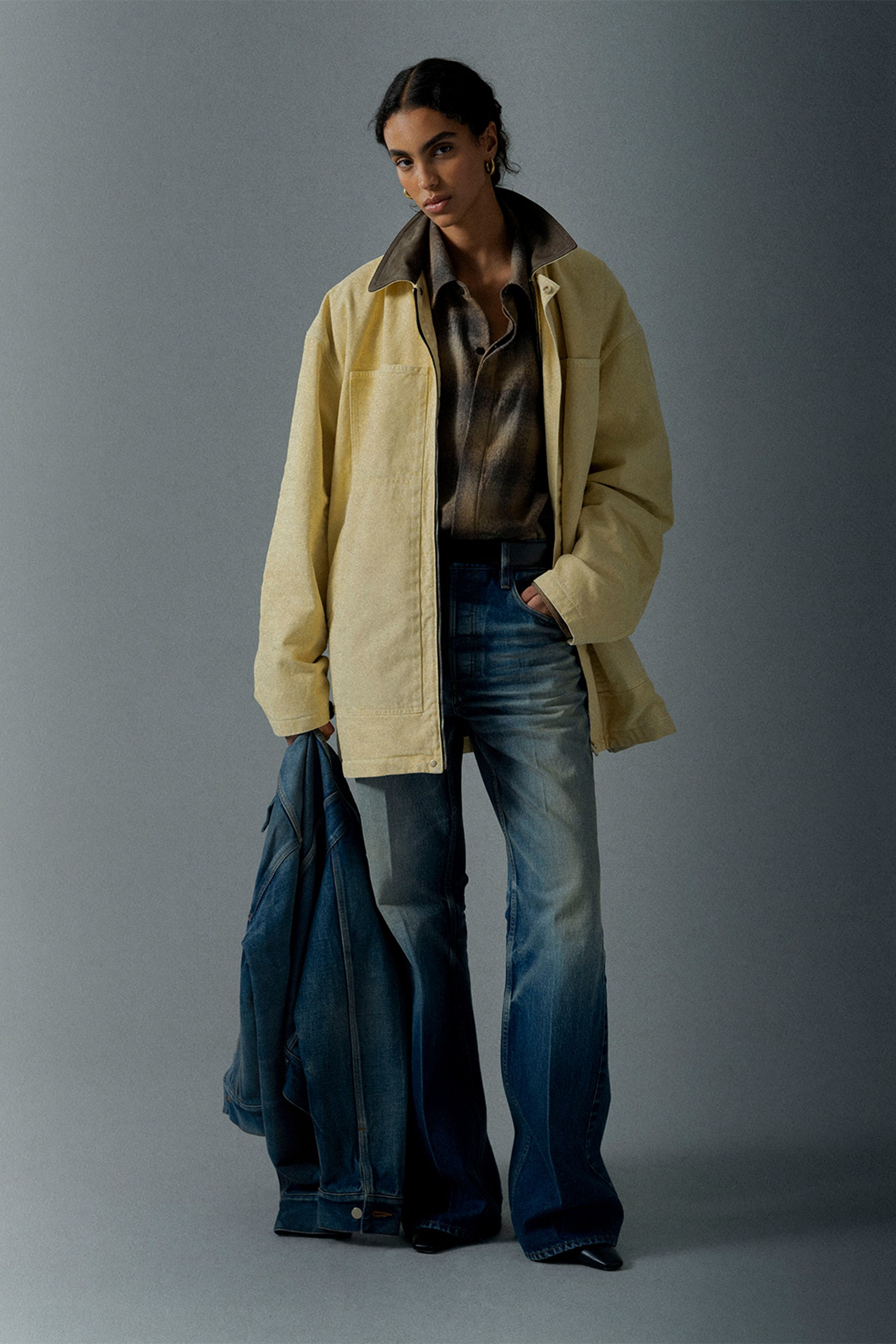 Fear of God 2026秋冬继续深化品牌标志性的极简街头美学：宽松西装、结构大衣、长裤与中性色调构建出安静而克制的现代衣橱。沙色、灰色与深黑形成柔和色谱，大廓形比例让服装在身体周围形成自然空间。设计师通过极简设计语言将街头文化提升至高级时装层面，使系列既具有精神性，也兼具实穿功能-顽石频道趋势研究